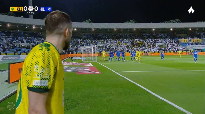 Tir sur la barre Konstantinos Fortounis Pour l’équipe Al Khaleej Contre Al Hilal à la minute 11