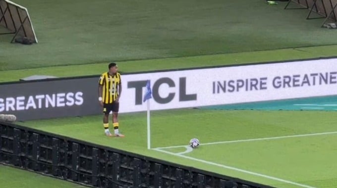 كرة بالعارضة حسام عوار لفريق الاتحاد بمواجهة ضمك بالدقيقة 18