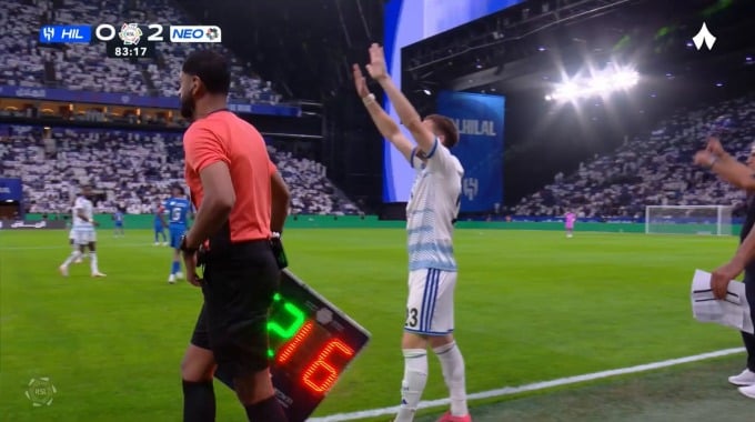 Cambio de jugador Alexandre Lacazette Para el equipo NEOM SC Contra Al Hilal en el minuto 84