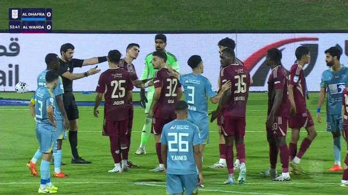 بطاقة حمراء فافر إنيكا أوغبو لفريق الوحدة بمواجهة الظفرة بالدقيقة 34