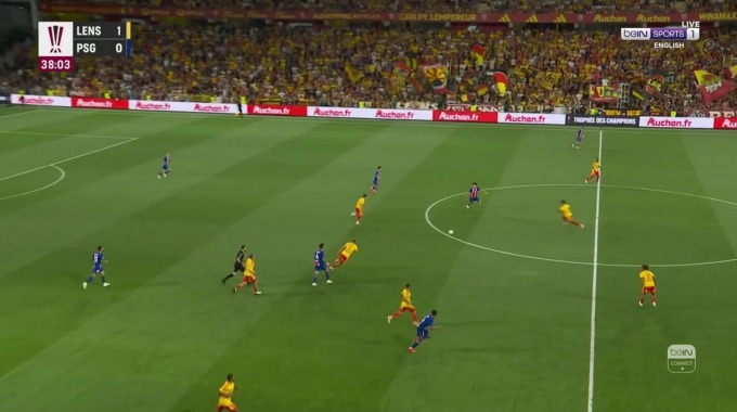 Carton rouge Kyllian Antonio Pour l’équipe Lens Contre Paris-SG à la minute 39