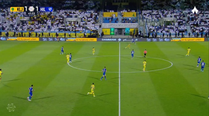 Carton jaune Mansour Hamzi Pour l’équipe Al Khaleej Contre Al Hilal à la minute 42