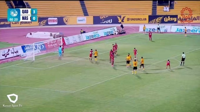 Tir sur la barre Moaath Al-Dhafiri Pour l’équipe Qadsia SC Contre Al-Nasr à la minute 67