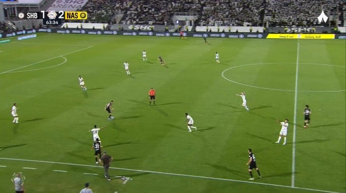 Tir sur la barre Ali Al-Azaizeh Pour l’équipe Al Shabab Contre Al Nassr FC à la minute 65