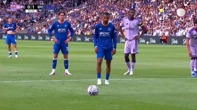 ضربة جزاء إليمان ندياي لفريق إيفرتون بمواجهة نيوكاسل بالدقيقة 36