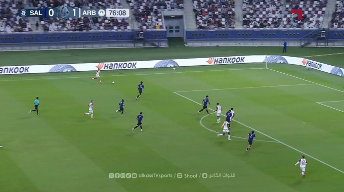 Gol Issa Laye Para el equipo Al-Arabi Contra Al-Sailiya en el minuto 77