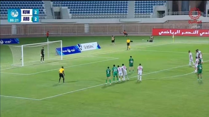 ضربة جزاء زيد قنبر لفريق العربي بمواجهة الكويت بالدقيقة 87