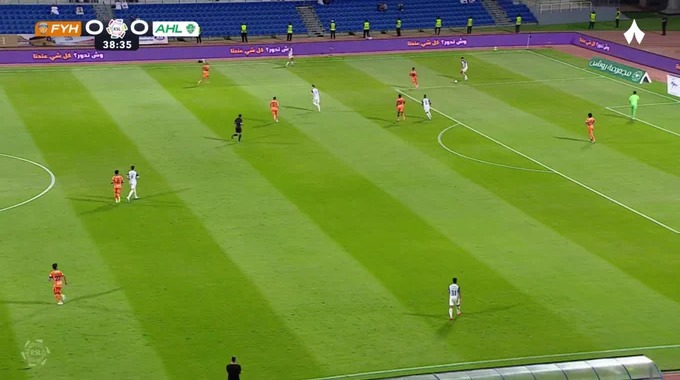 Tiro al poste Jason Remeseiro Para el equipo Al Feiha Contra Al-Ahli en el minuto 39