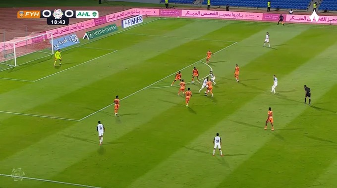 Tarjeta amarilla Alfa Semedo Para el equipo Al Feiha Contra Al-Ahli en el minuto 19