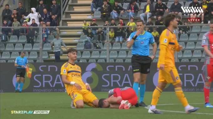 Carton rouge Rosen Bozhinov Pour l’équipe Pisa Contre Cremonese à la minute 24