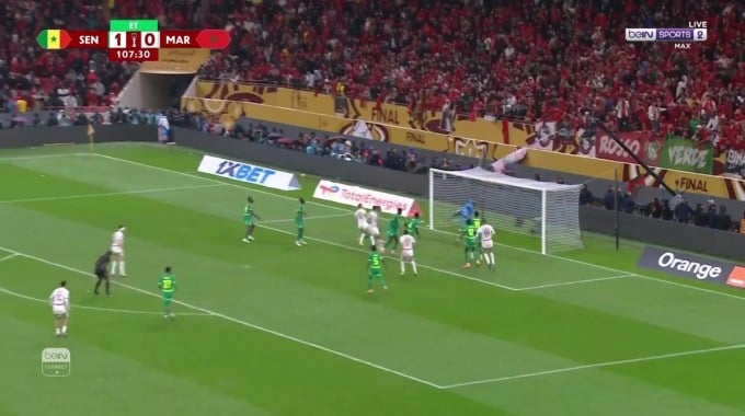 كرة بالعارضة نايف أكرد لفريق المغرب بمواجهة السنغال بالدقيقة 108
