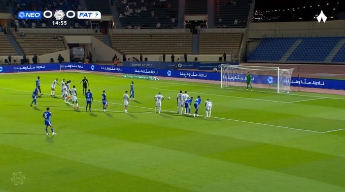 Penalti Alexandre Lacazette Para el equipo NEOM SC Contra Al Fateh FC en el minuto 15