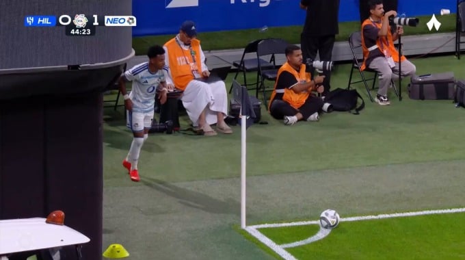 Gol Alaa Hejji Para el equipo NEOM SC Contra Al Hilal en el minuto 45