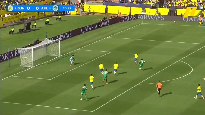 Tir sur la barre Ziyad Al-Johani Pour l’équipe Al-Ahli Contre Sundowns à la minute 11
