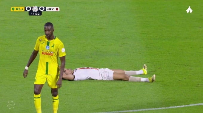 Cambio de jugador Trezeguet Para el equipo Al Riyadh Contra Al Khaleej en el minuto 14