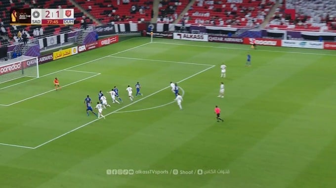 Oportunidad fallida Mubarak Shanan Hamza Para el equipo Al-Duhail SC Contra Al-Sadd en el minuto 78