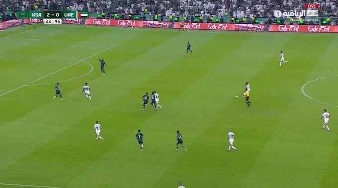 كرة بالعارضة نيكولاس خيمينيز لفريق الإمارات بمواجهة السعودية بالدقيقة 23