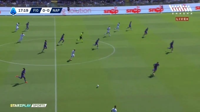 كرة بالعارضة  لفريق فيورنتينا بمواجهة نابولي بالدقيقة 
