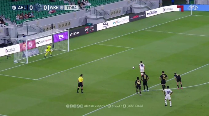 Penalti Amine Zouhzouh Para el equipo Al-Wakrah Contra Al-Ahli en el minuto 18