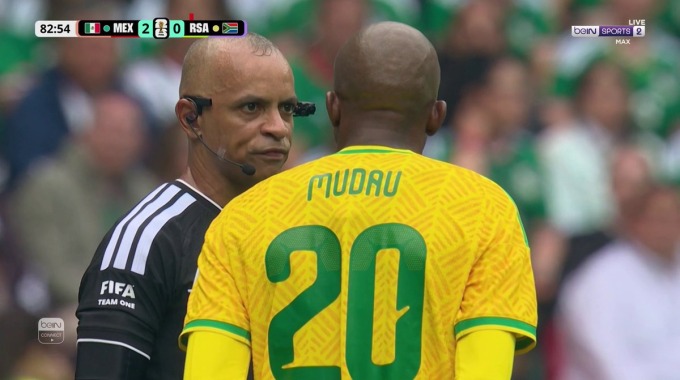 Carton rouge Themba Zwane Pour l’équipe Afrique du Sud Contre Mexique à la minute 84